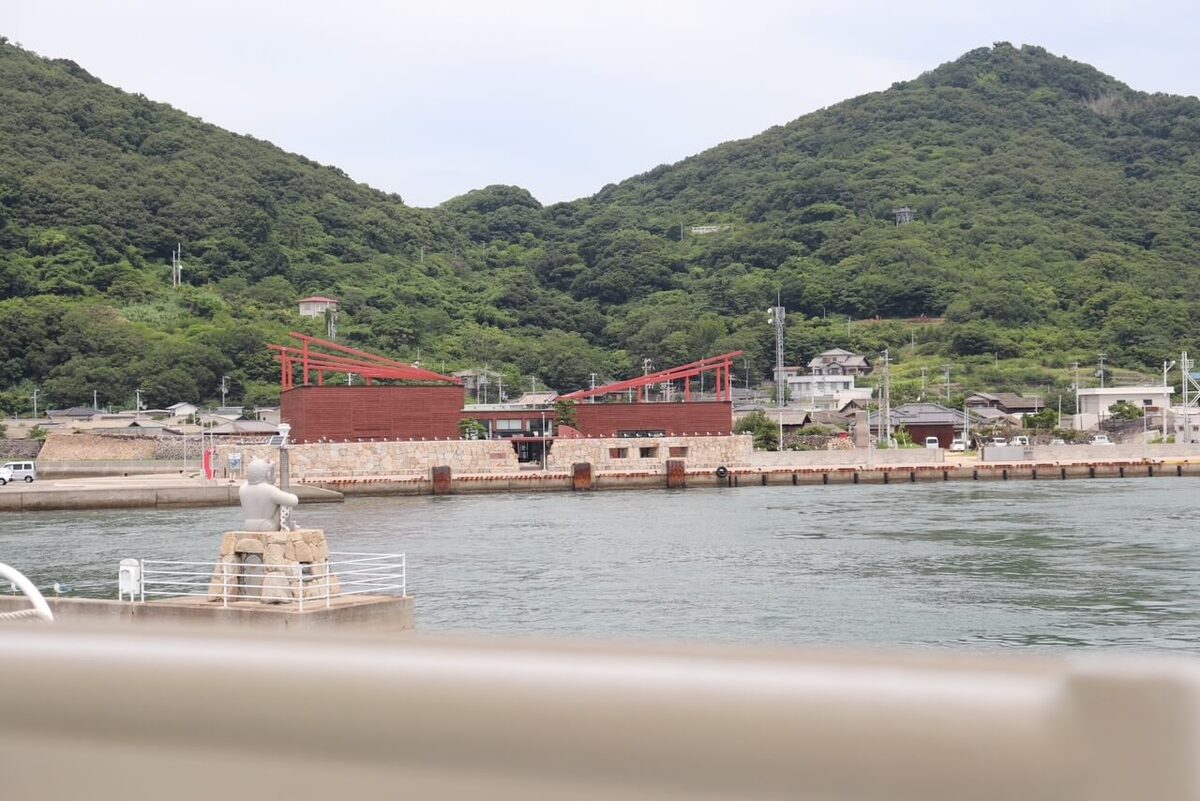 高松市からフェリーで約20分「女木島」とは？