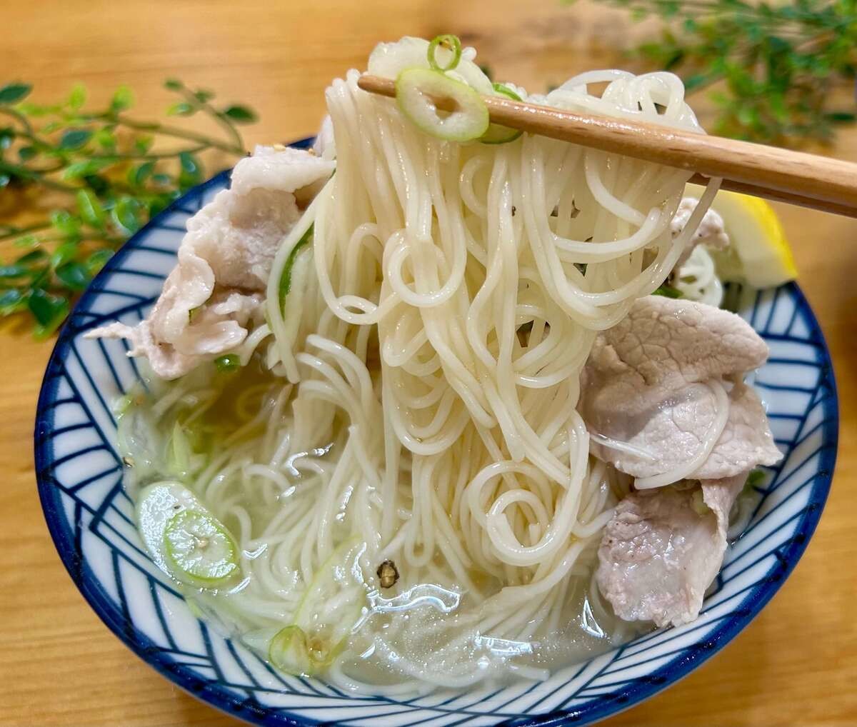 もこ⌇夫の胃袋つかんだ褒められごはんさん「ネギ塩豚そうめん」のレシピ