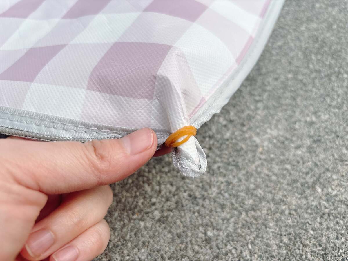 「レジャーシート」が“風で飛ばされない裏ワザ”