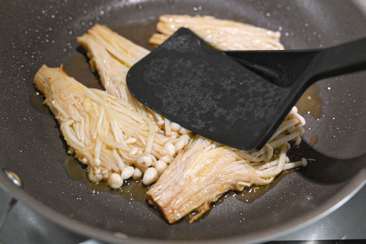 「えのきのガーリックチーズ焼き」のレシピ