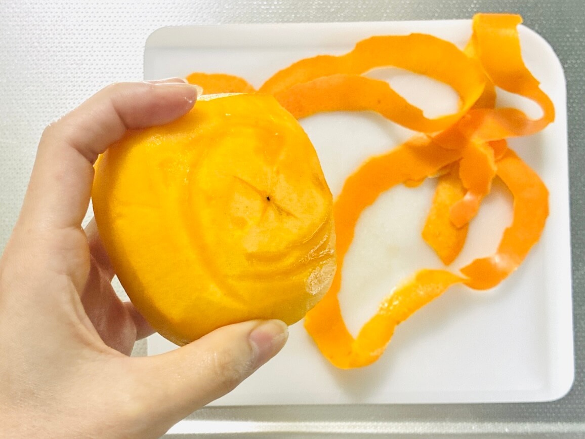 包丁を使わない柿の剥き方