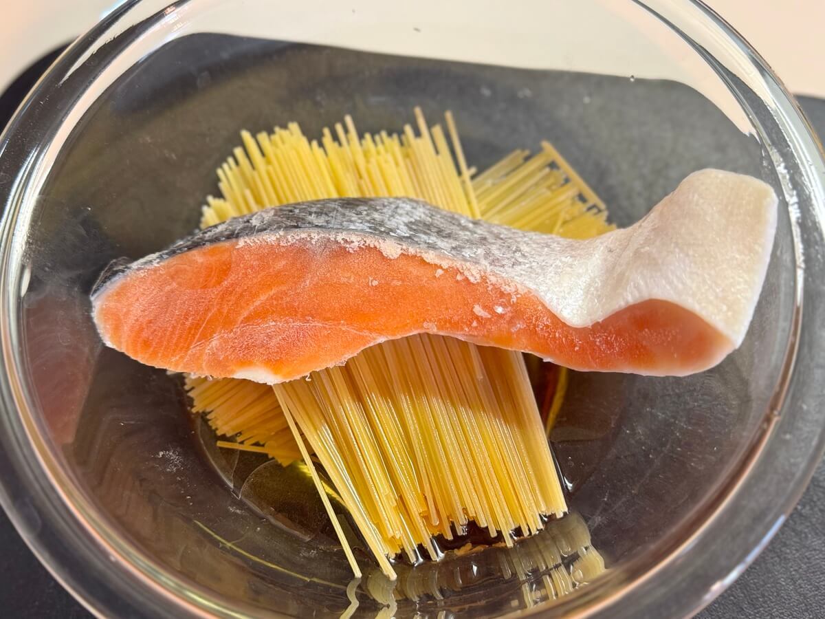 クレハ公式「レンジde鮭クリームパスタ」