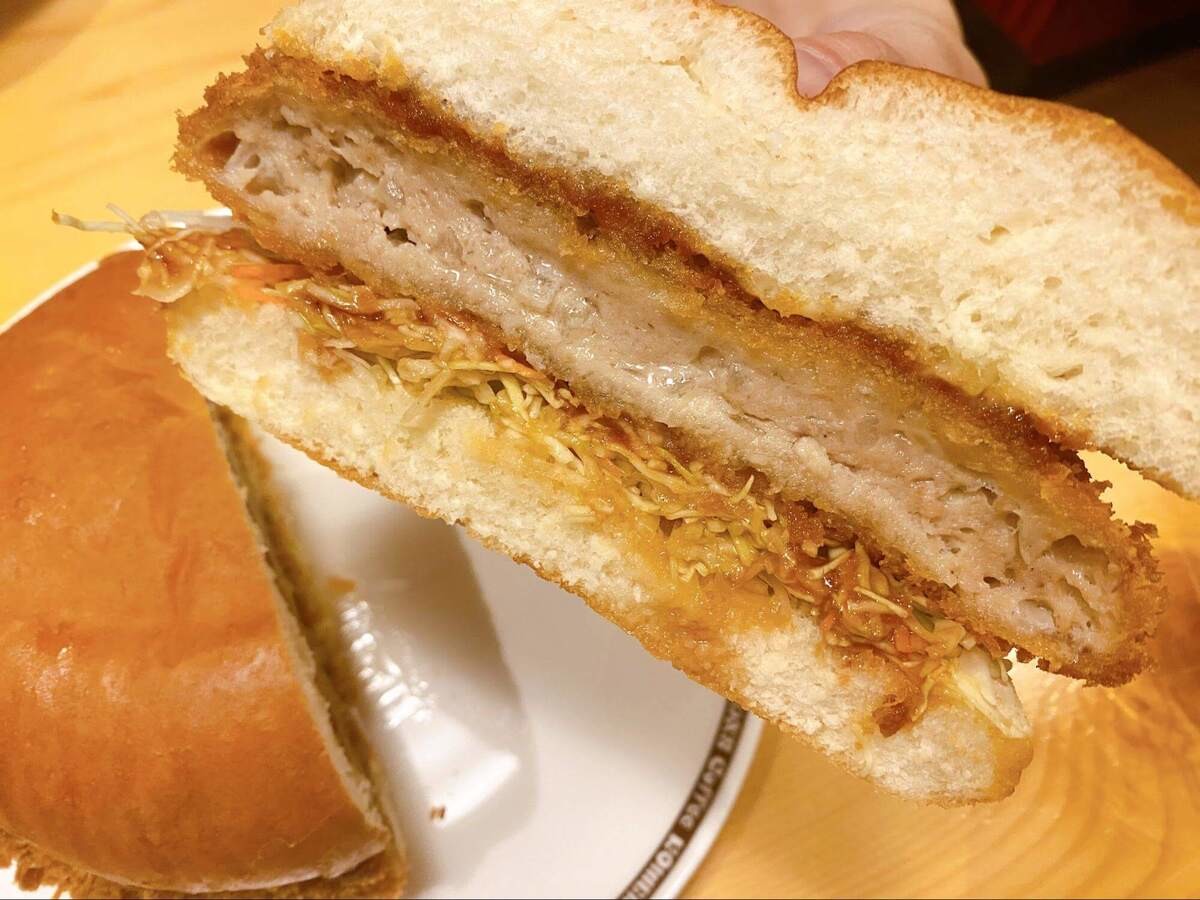 コメダ以外では実現できない!縦にも横にも“ドデカい”バーガー