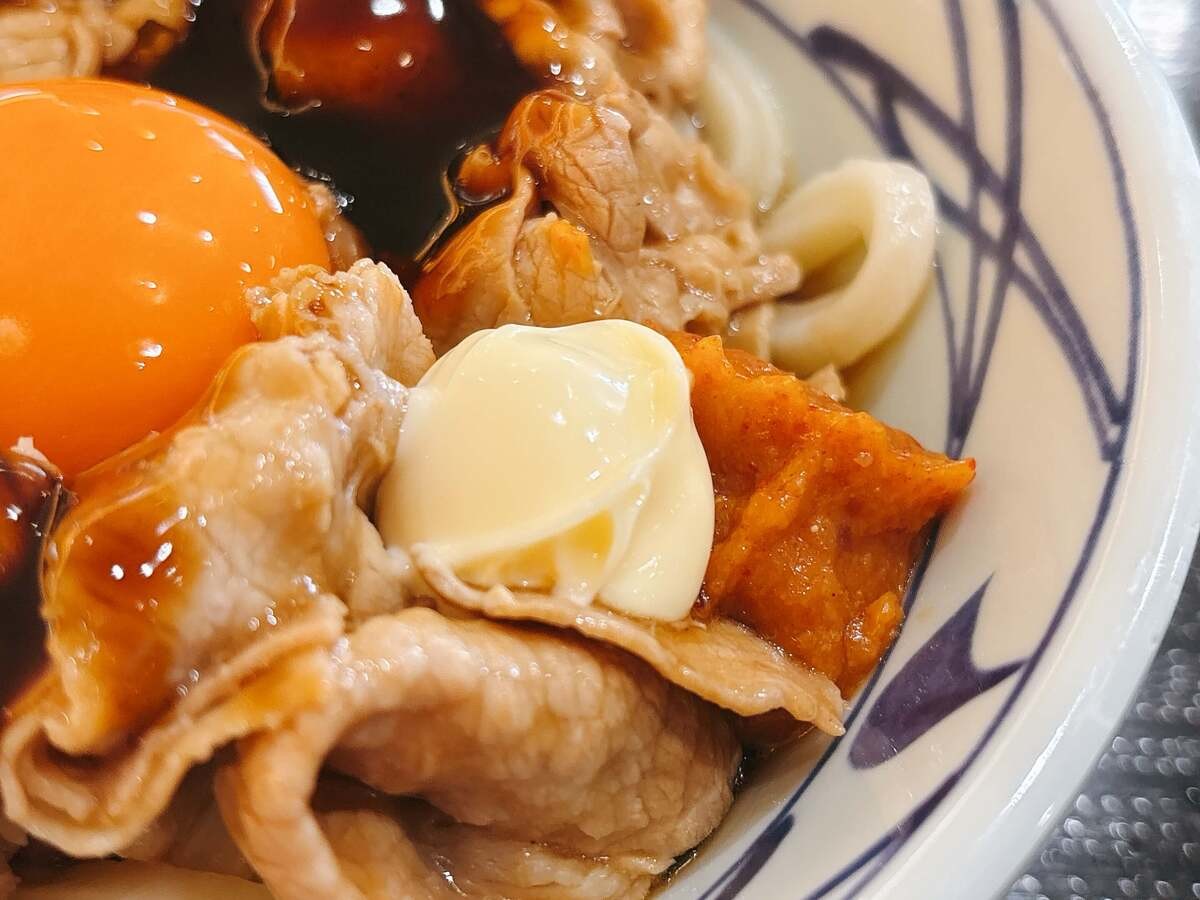 丸亀製麺「こく旨豚玉ぶっかけ 並（税込890円）