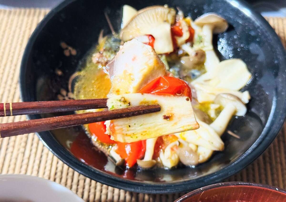 山本ゆりさん考案『塩サバとキノコのアクアパッツァ』