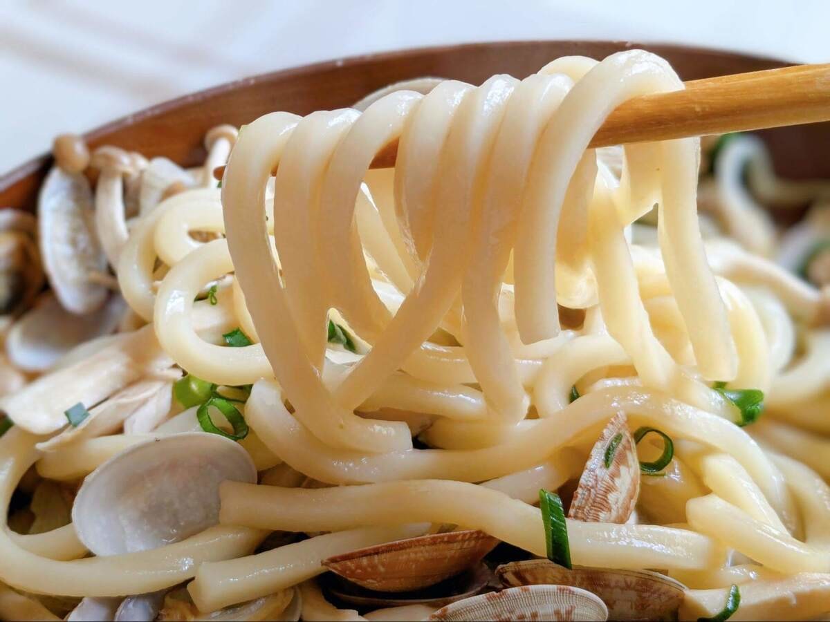 業務スーパー公式「あさりときのこの和風バターうどん」