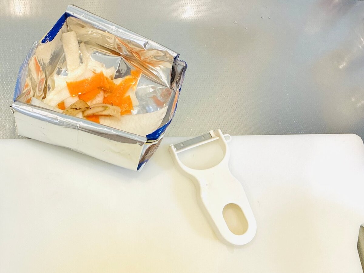 個包装されたお菓子の大袋、捨てたらダメ