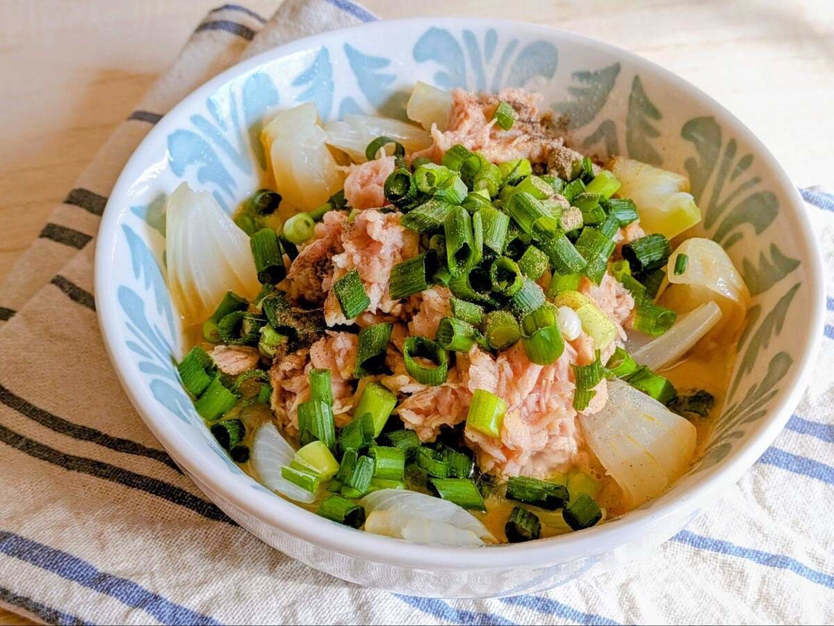 なお|農家のおかんのお野菜レシピ「新玉ねぎのツナバター蒸し」