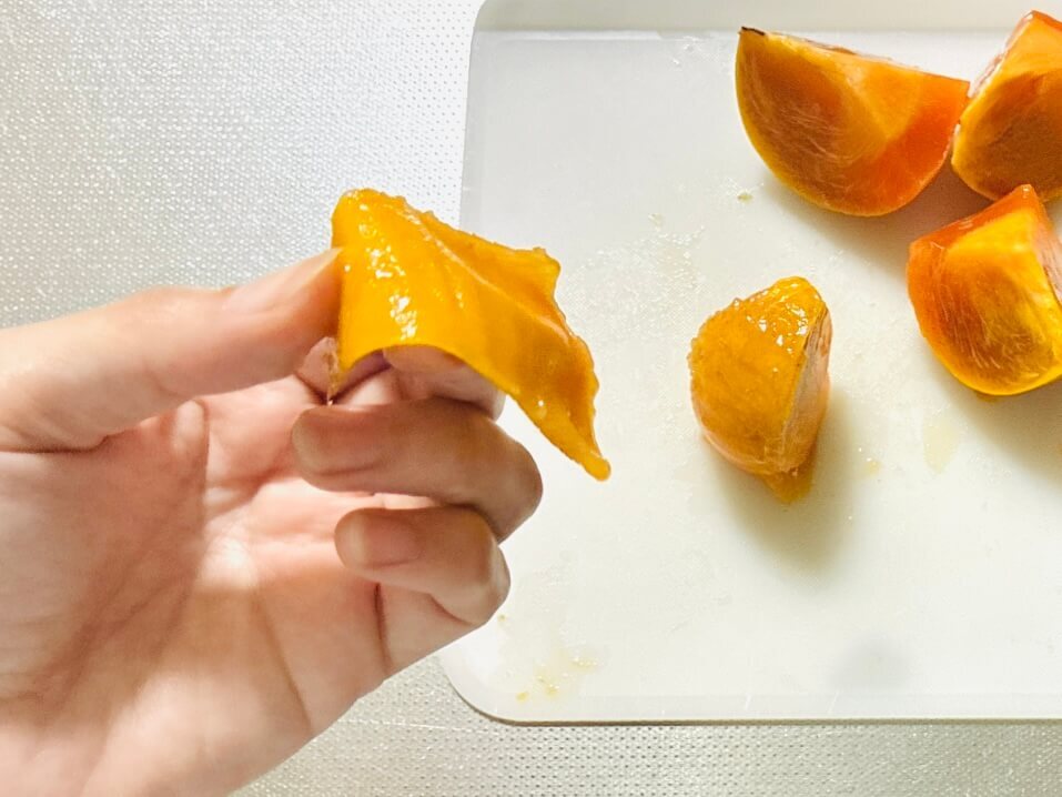 包丁を使わない柿の剥き方