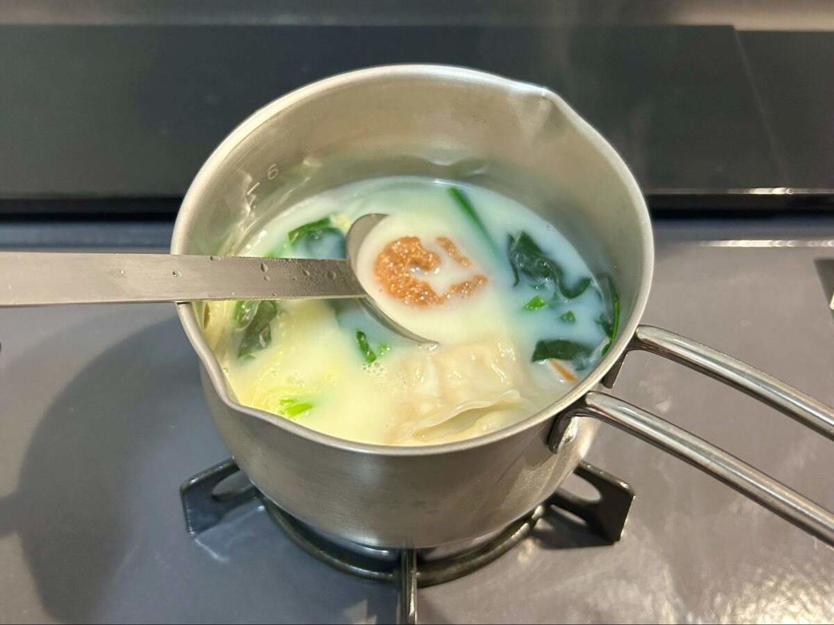 ギョーザの具だくさん豆乳みそスープ