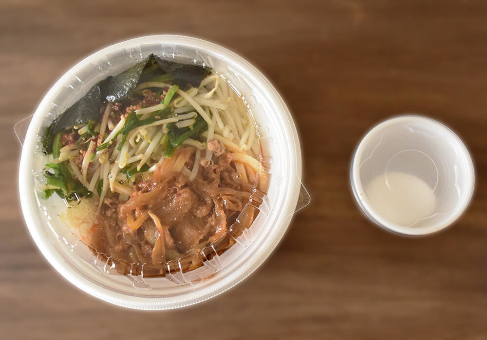 丸亀製麺「旨辛 肉盛りニラ玉ぶっかけうどん」