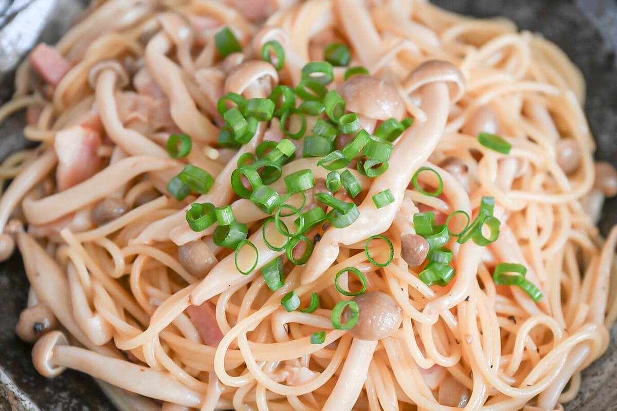 「ベーコンとしめじの和風レモンパスタ」のレシピ