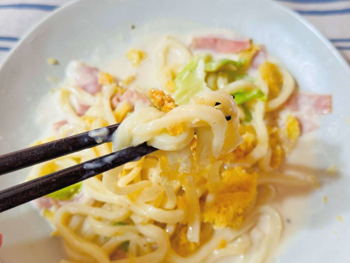 「キャベツとベーコンのチーズうどん」にちょい足しアレンジ