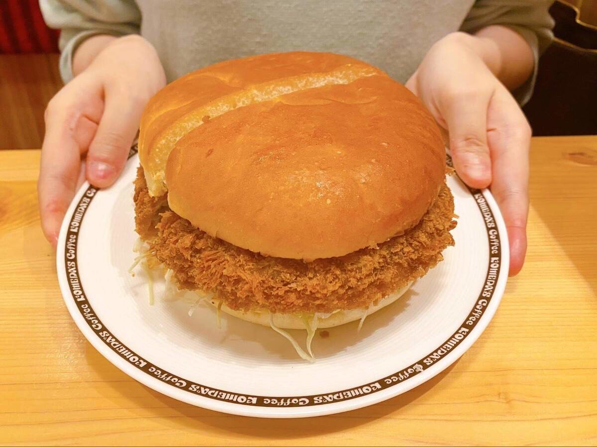 コメダ以外では実現できない!縦にも横にも“ドデカい”バーガー