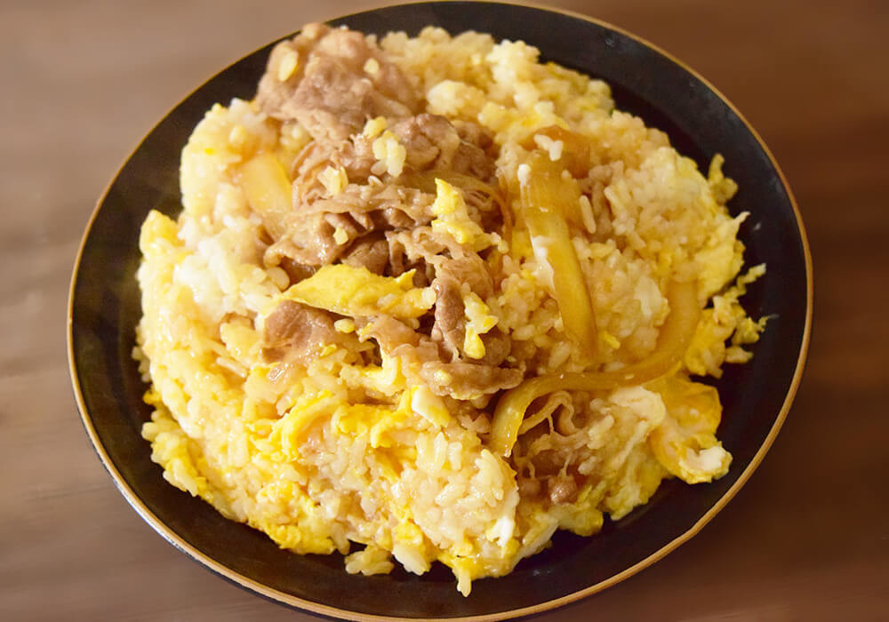 吉野家の牛丼アレンジ「とろとろ卵の鉄板牛ネギ焼飯」