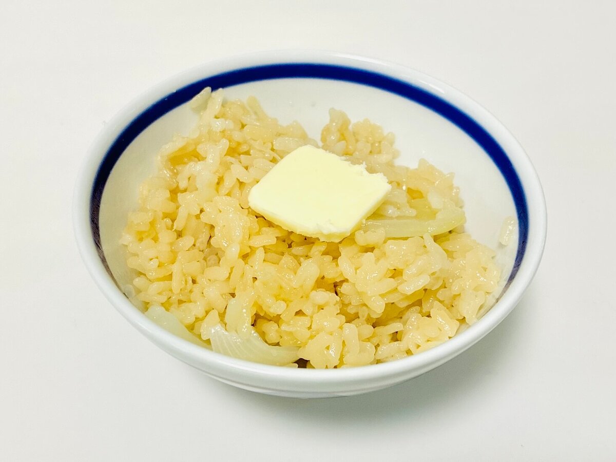 サンドウィッチマン＆芦田愛菜の博士ちゃん「玉ねぎ丸ごと炊き込みご飯」のレシピ