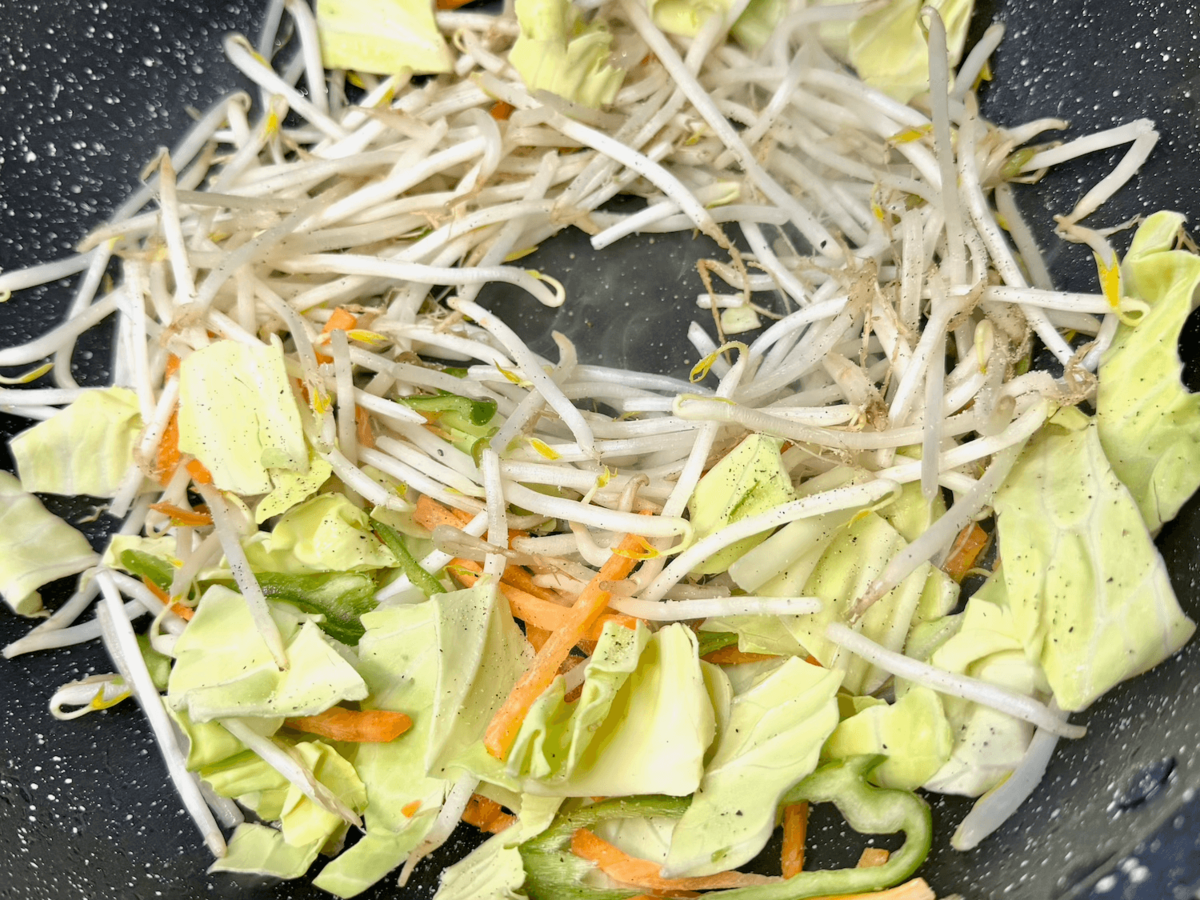 「焼きそばがベチャつく…」原因はこれ【作り方のコツとは】