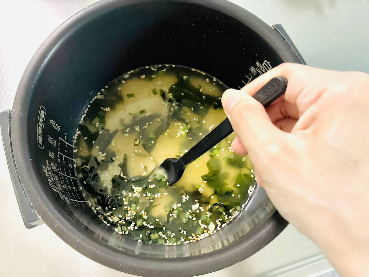 おうちごはんせいさくぶさん「わかめスープのもとでわかめ炊き込みご飯」のレシピ