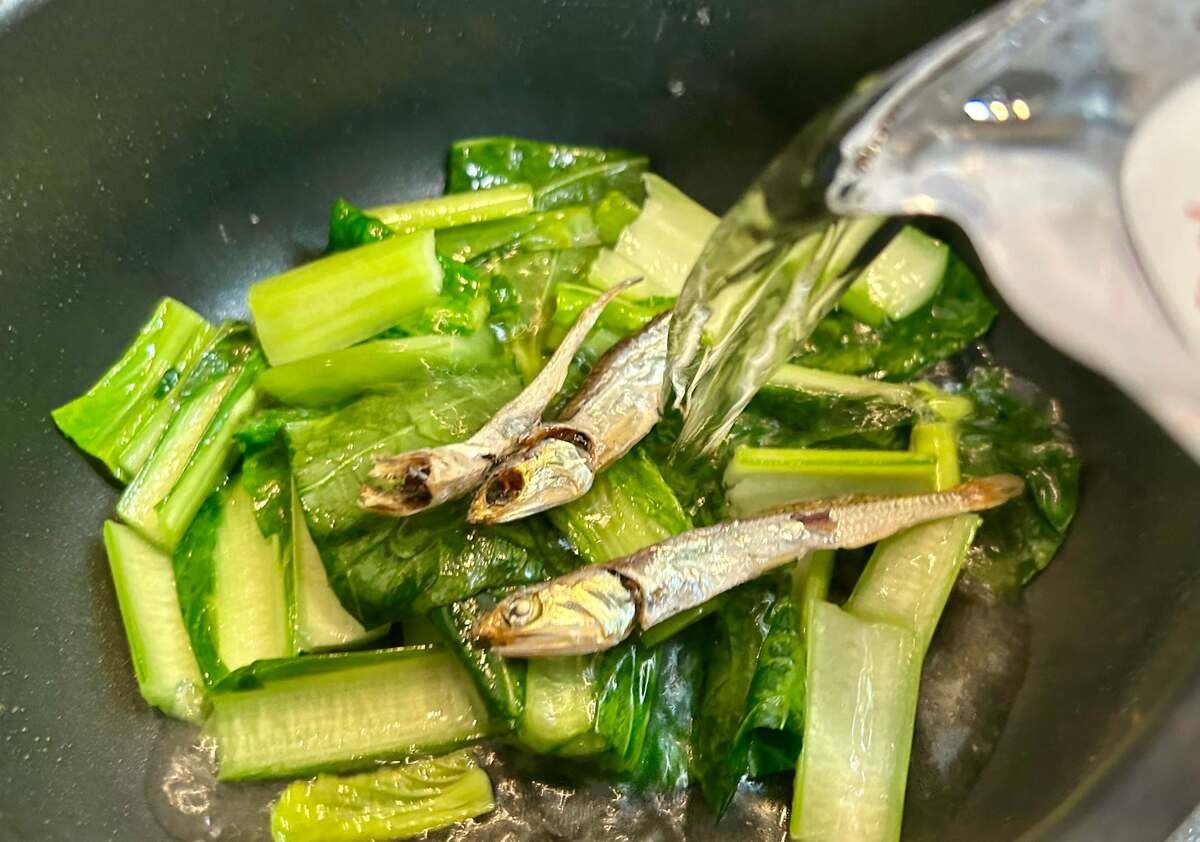 土井善晴さん「小松菜の炒め味噌汁」