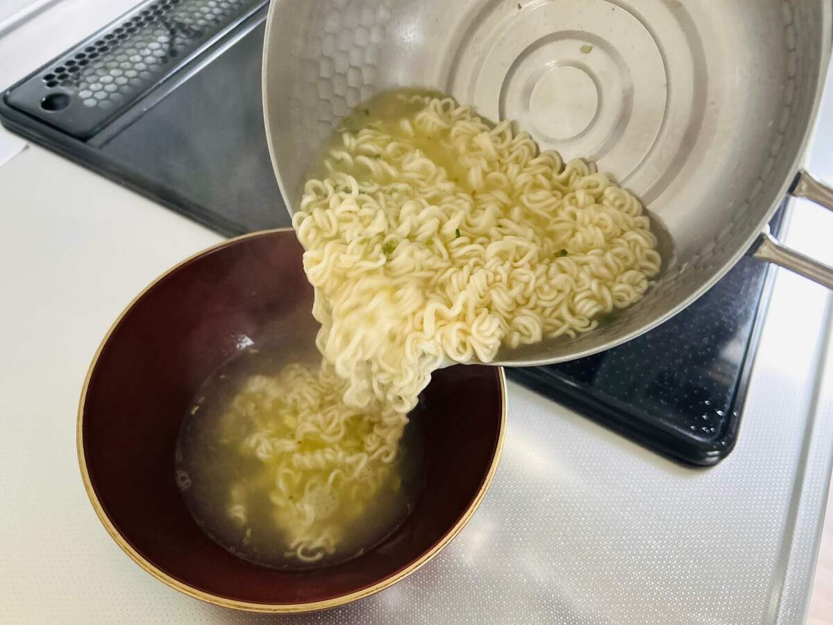 水卜麻美アナがやっている「袋麺の食べ方」