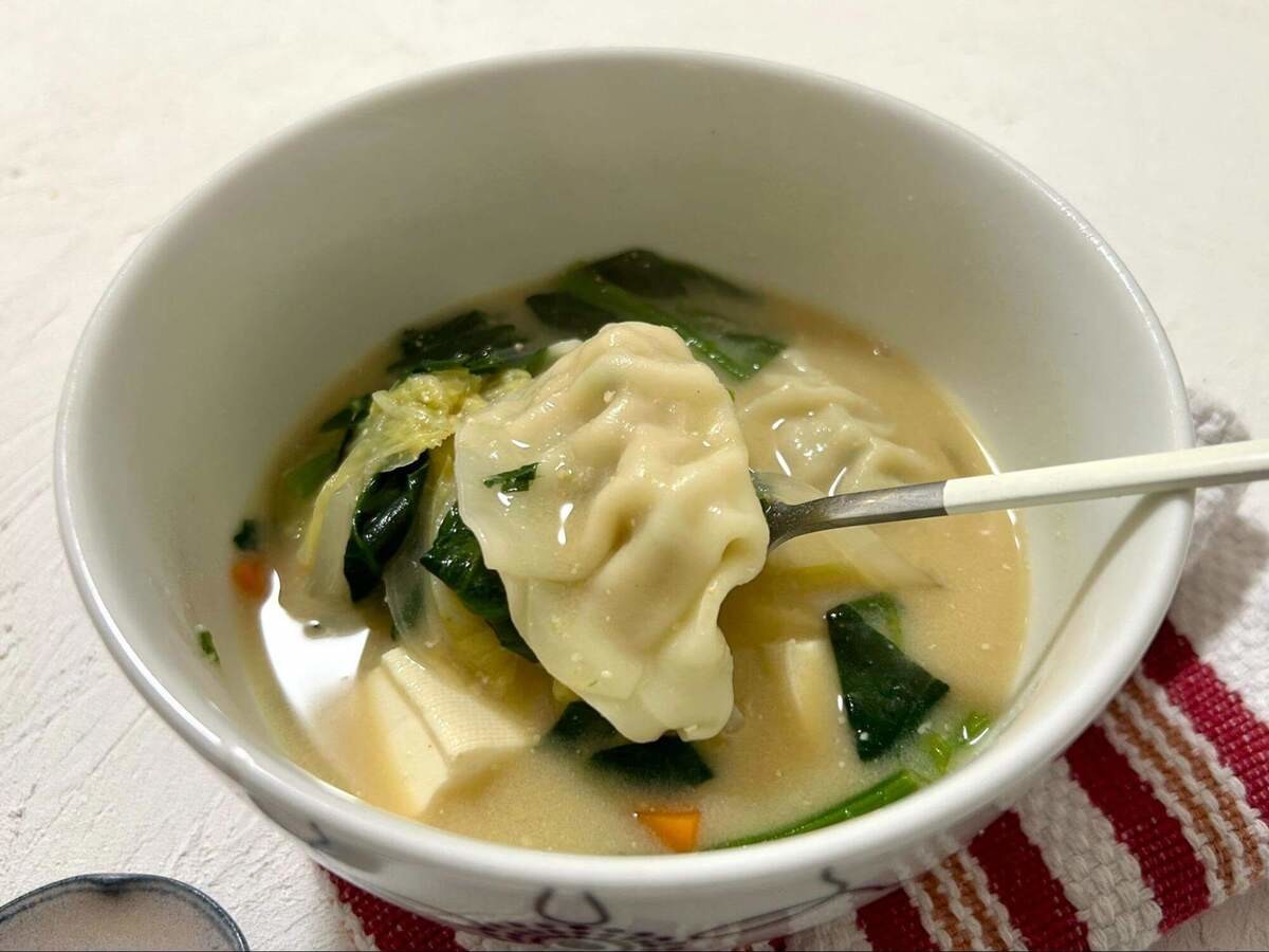 ギョーザの具だくさん豆乳みそスープ