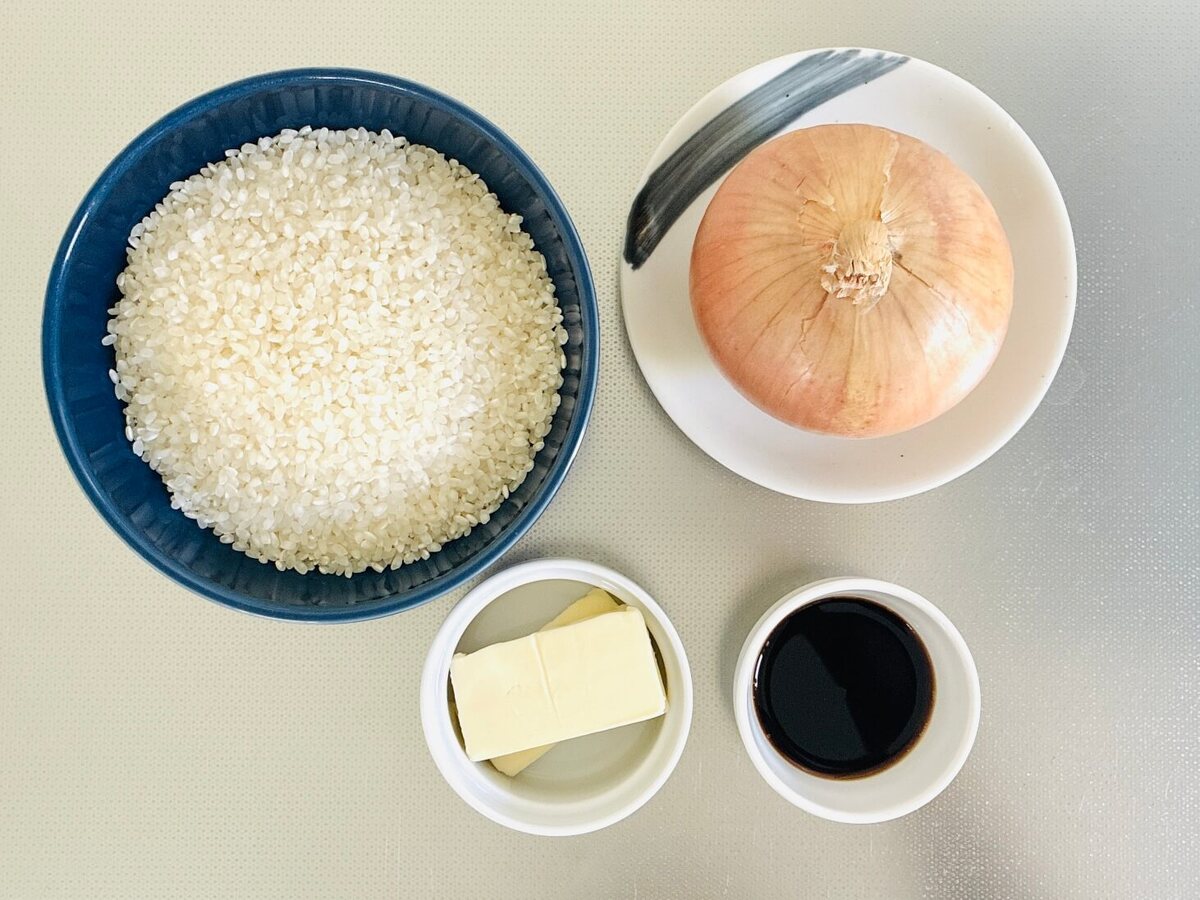 サンドウィッチマン＆芦田愛菜の博士ちゃん「玉ねぎ丸ごと炊き込みご飯」のレシピ