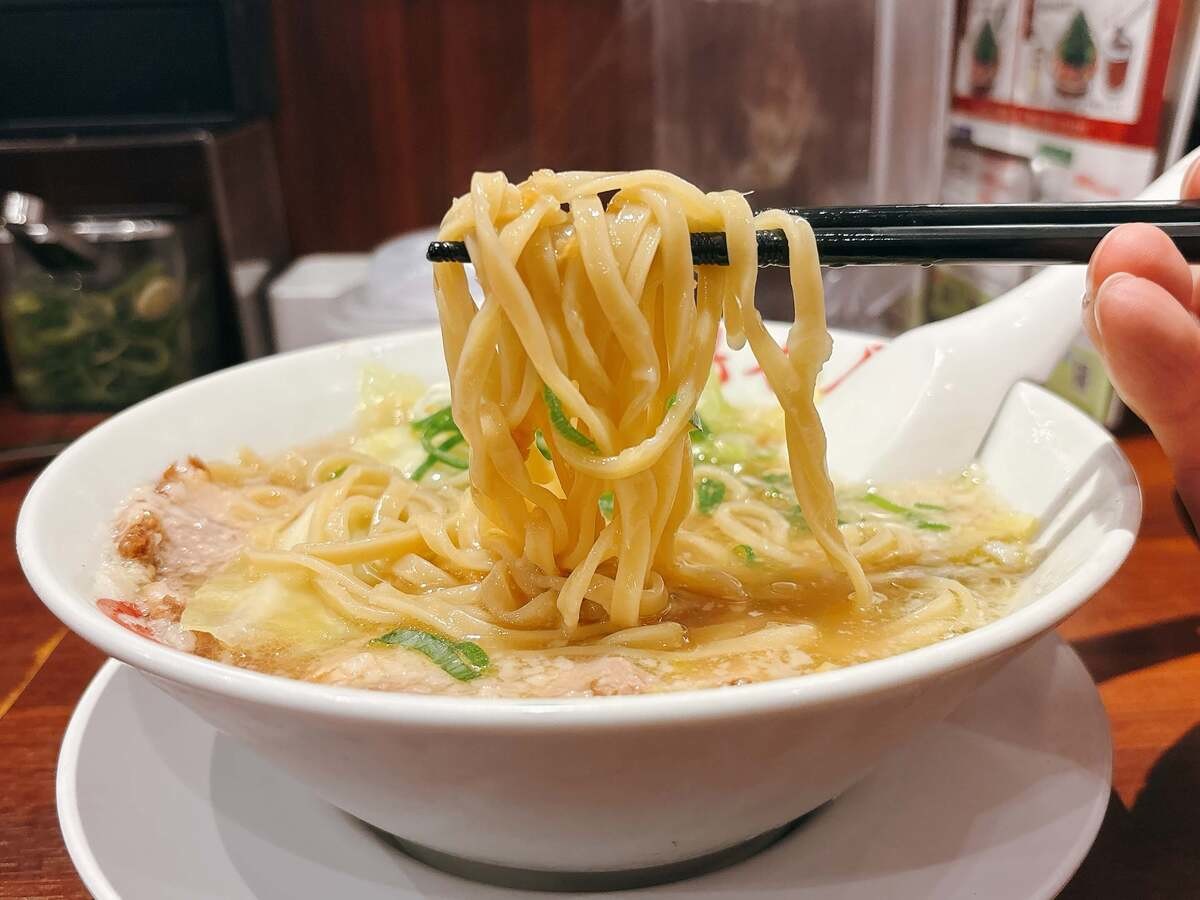 魁力屋「背脂生姜塩ラーメン」