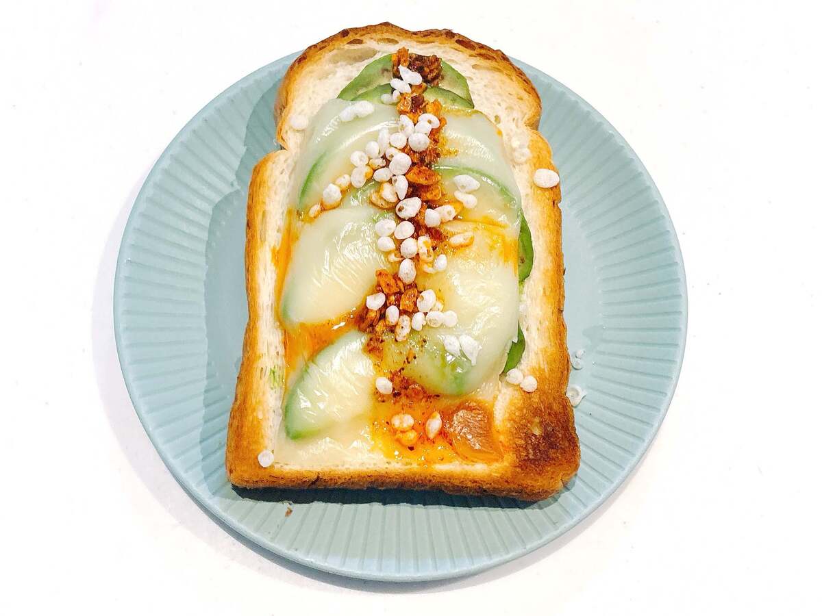 「アボカドチーズ食べるラー油天かすトースト」のレシピ