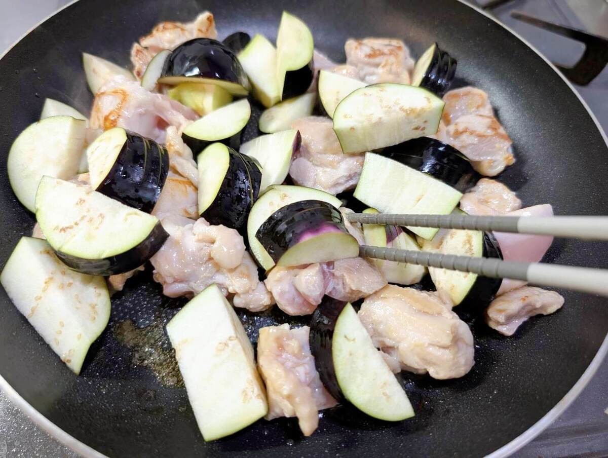 笠原将弘さん「ナスと鶏モモ肉の田舎煮」