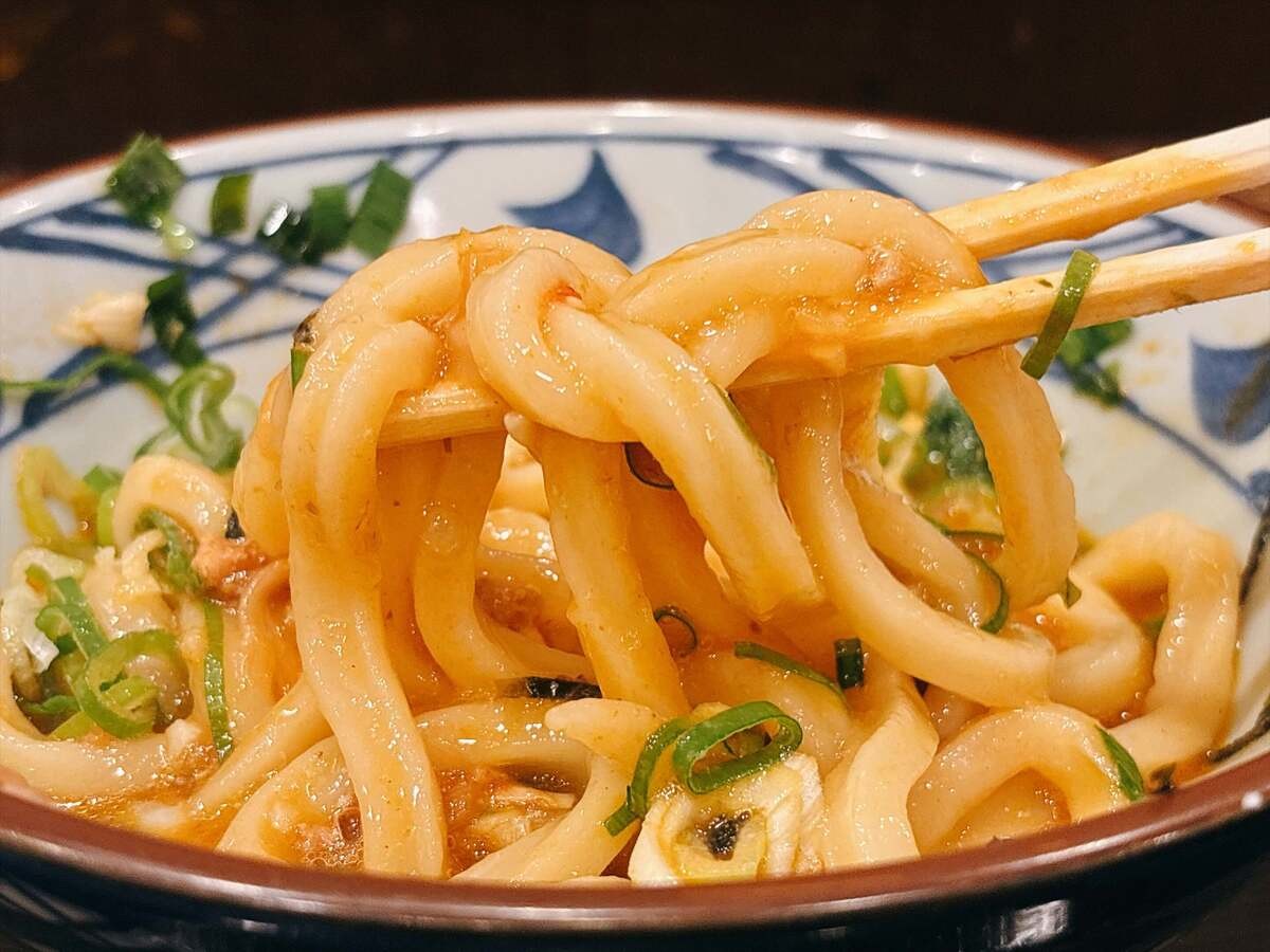 【丸亀製麺】注目の新作「肉辛まぜうどん」を実食レビュー