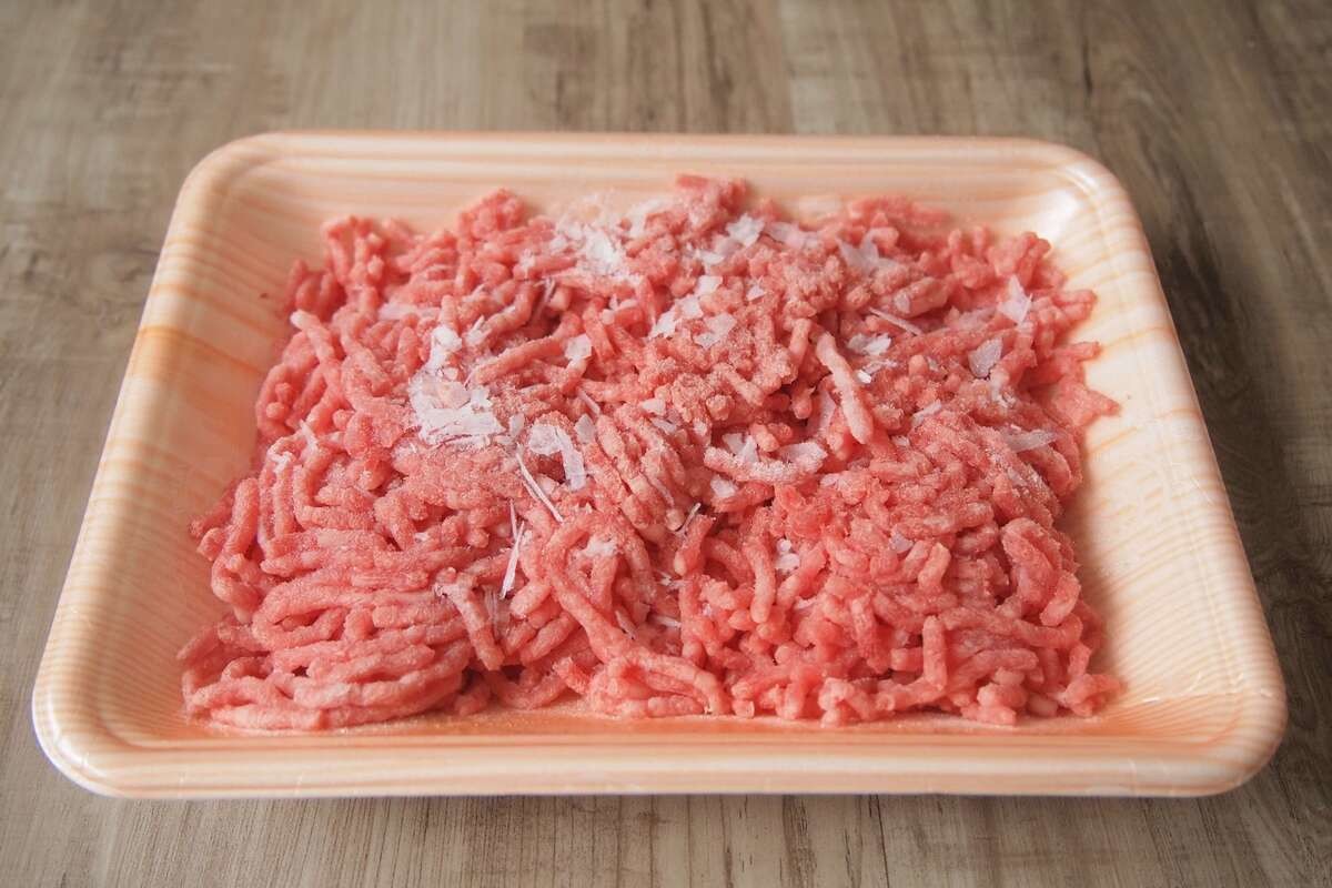冷凍肉を室温で常温解凍するリスクと、より安全な解凍方法