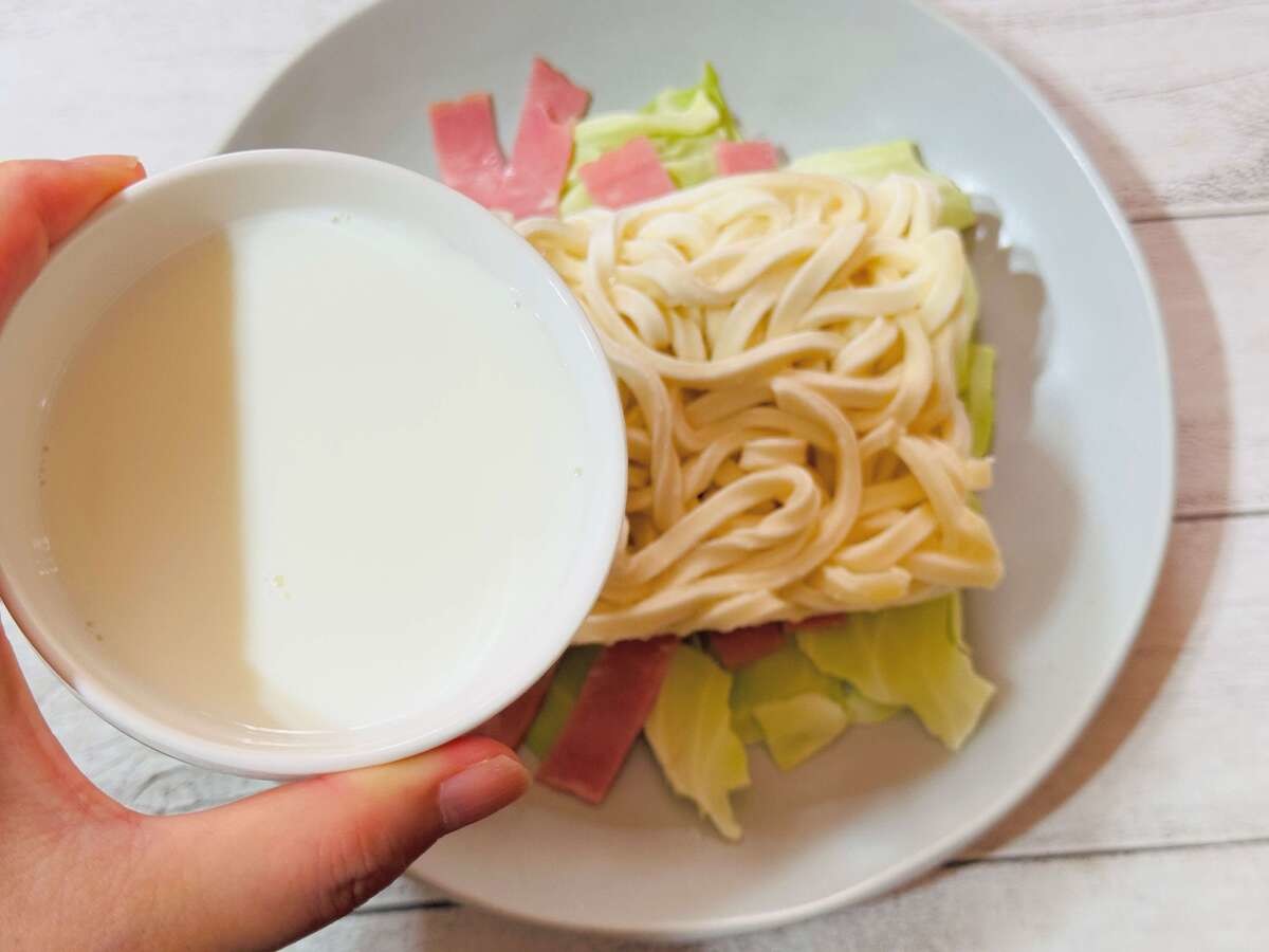 山本ゆりさんレシピ『キャベツとベーコンのチーズうどん』