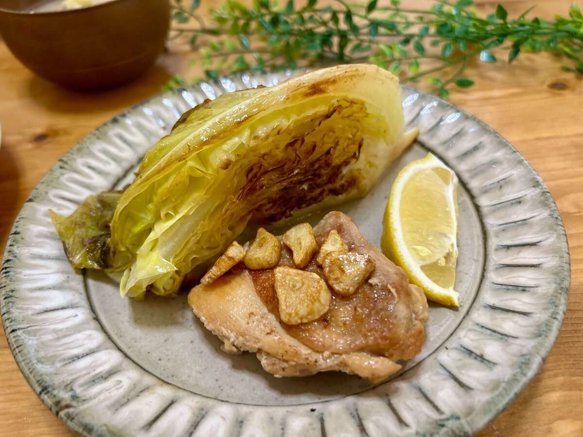 舘野鏡子さん「春キャベツと鶏肉のガーリックステーキ」