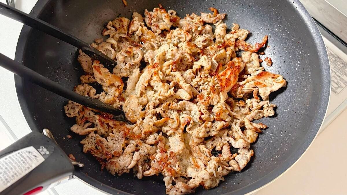 脱サラ料理家ふらお「豚こまのゆかりマヨ炒め」のレシピ