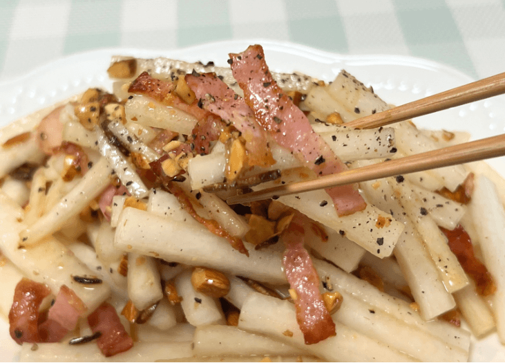 ナッツとベーコンの大根サラダ