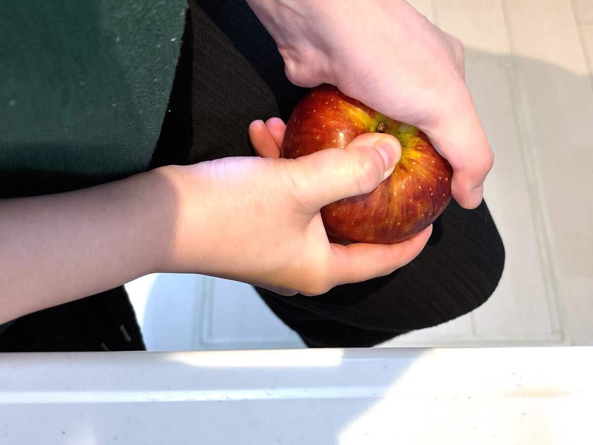 りんご……手で割るの!?