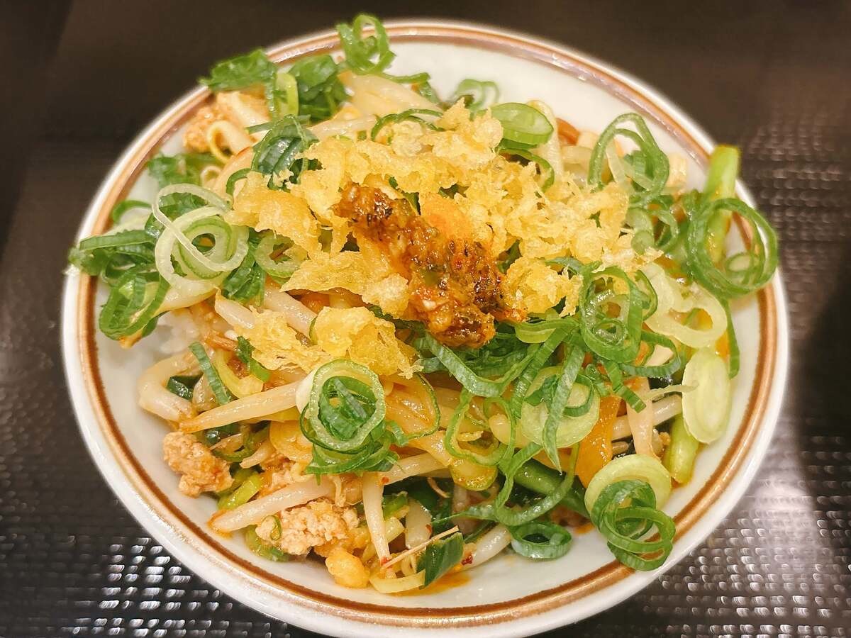 丸亀製麺「肉盛りニラ玉ぶっかけ」