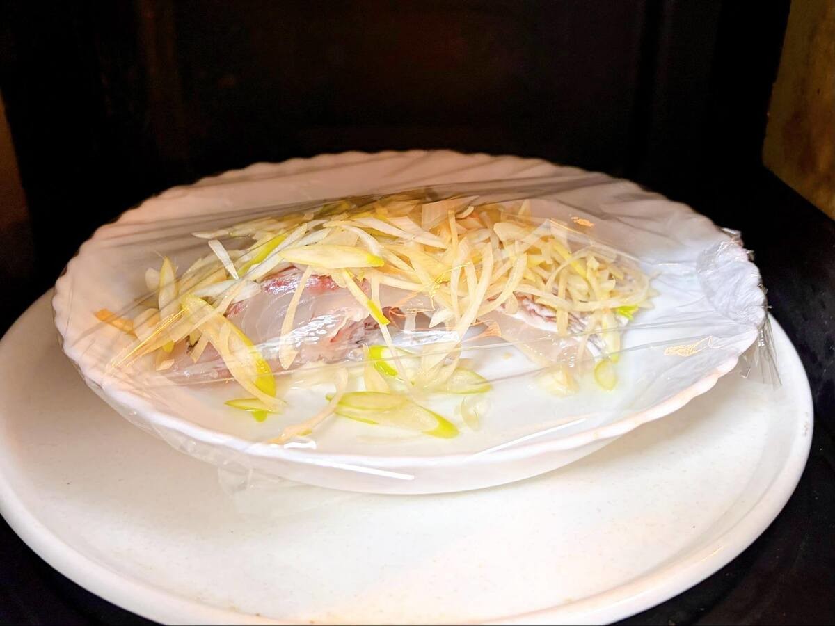 ほりえさわこさん「白身魚の香り蒸し」