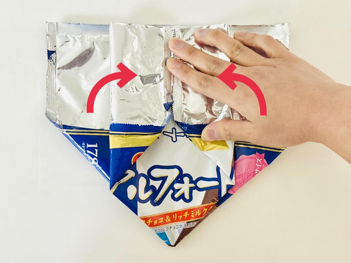 個包装されたお菓子の大袋、捨てたらダメ