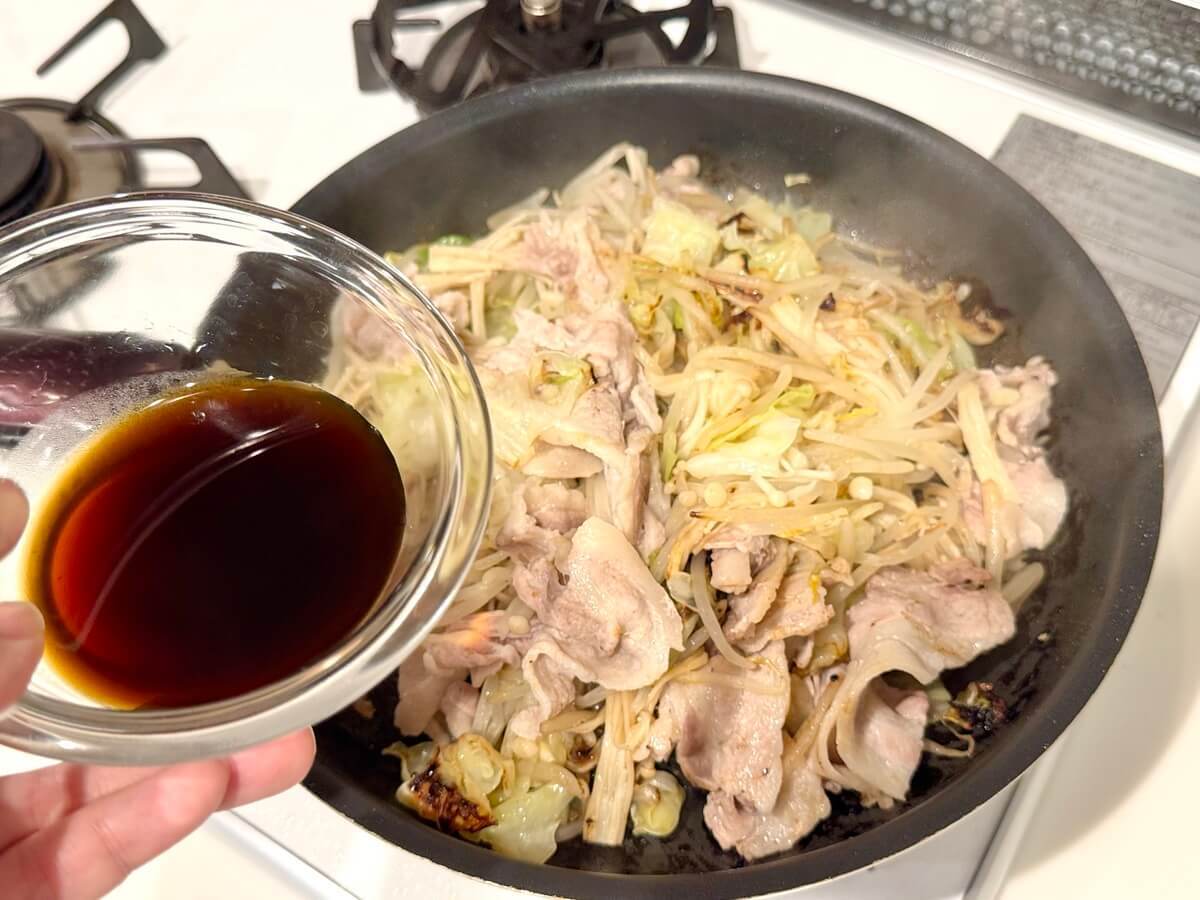 ざく切りキャベツと豚肉の蒸し焼き