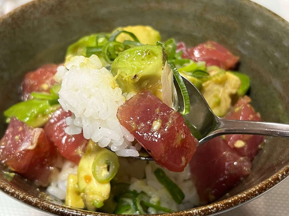 ヒガシマル醤油公式「まぐろとアボカドのうどんスープポキ」のレシピ