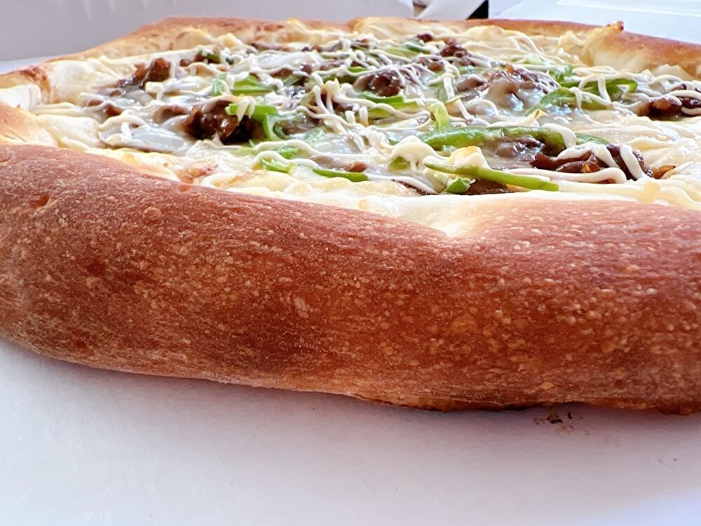 オーケーの新商品「牛カルビ焼肉ピザ」
