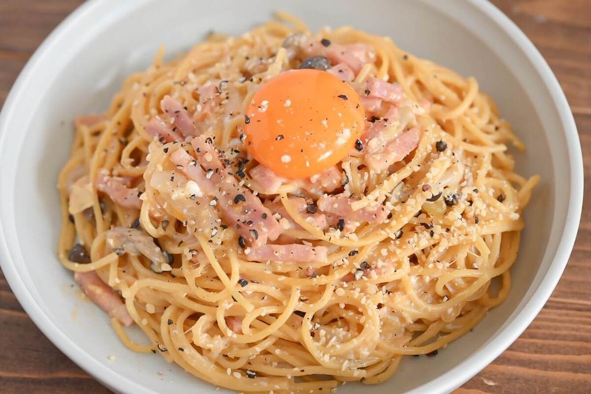 「厚切りベーコンときのこのぽん酢カルボナーラ風」
