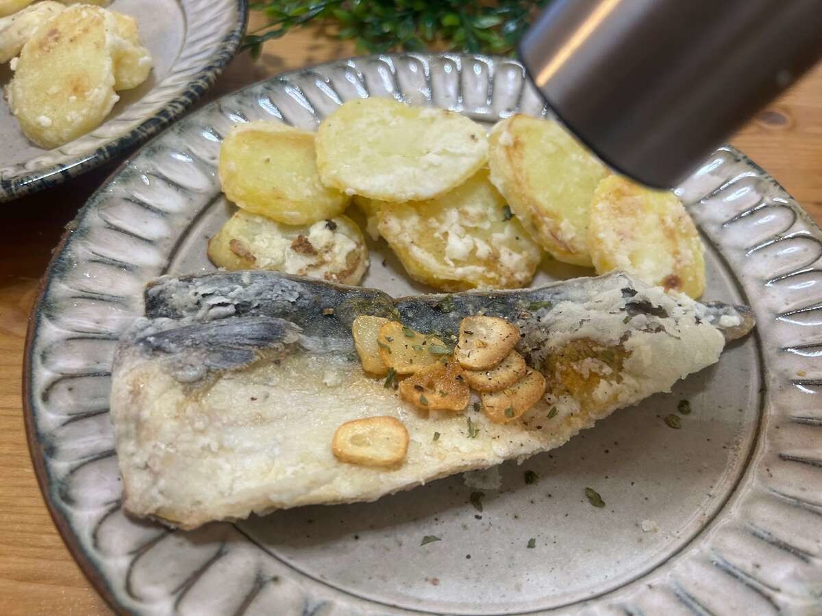 山本ゆりさん「塩サバとじゃがいものガーリック焼き」