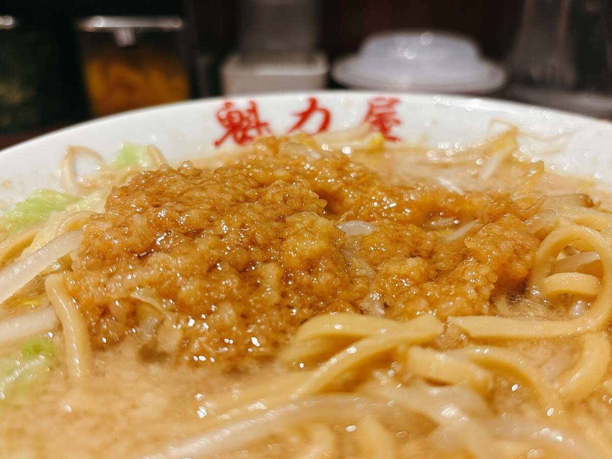 魁力屋「にんにく背脂醤油ラーメン」