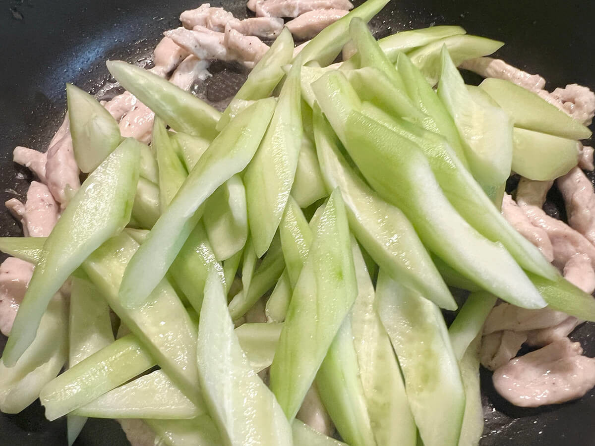 きゅうりと鶏肉の炒めもの
