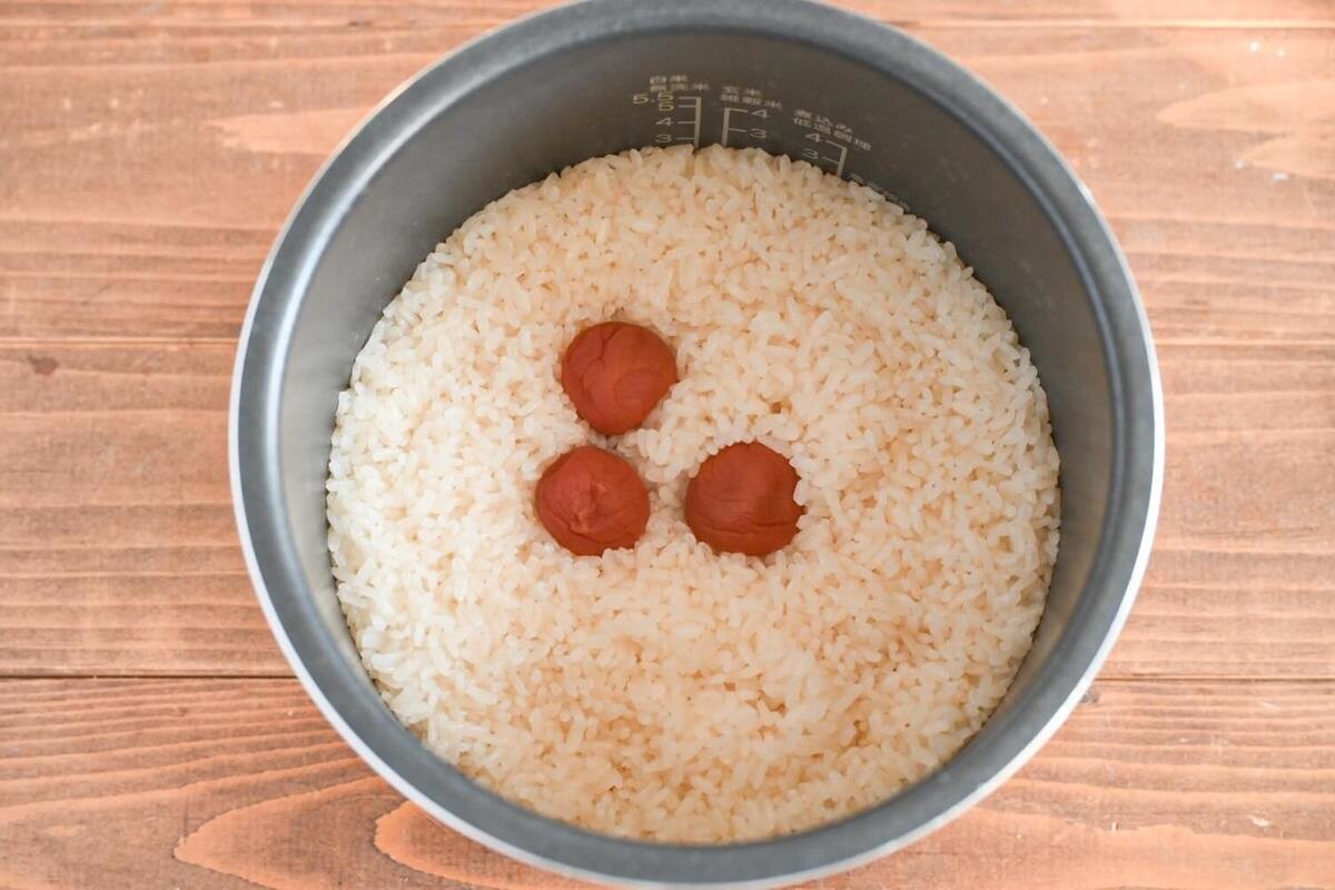 「梅干しだけ！炊き込みごはん」のレシピ