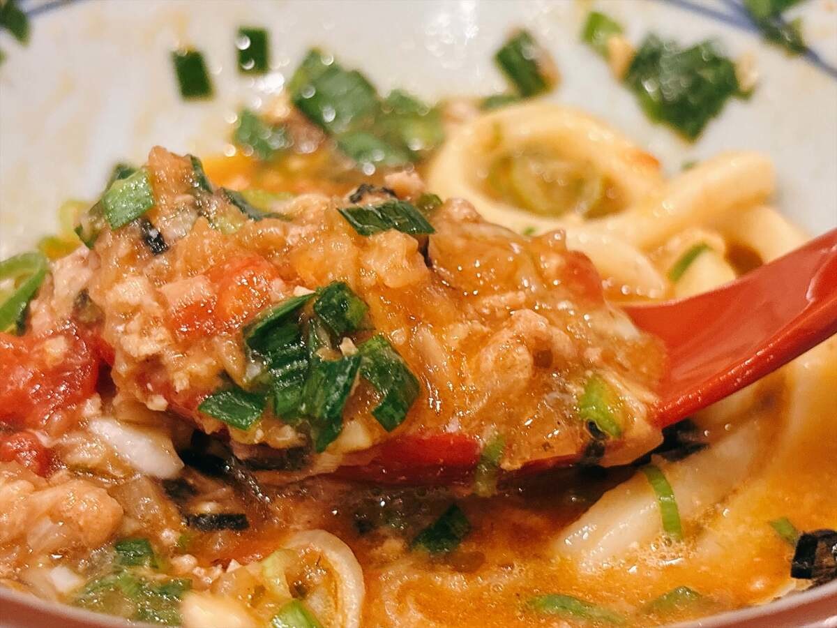 【丸亀製麺】注目の新作「肉辛まぜうどん」を実食レビュー