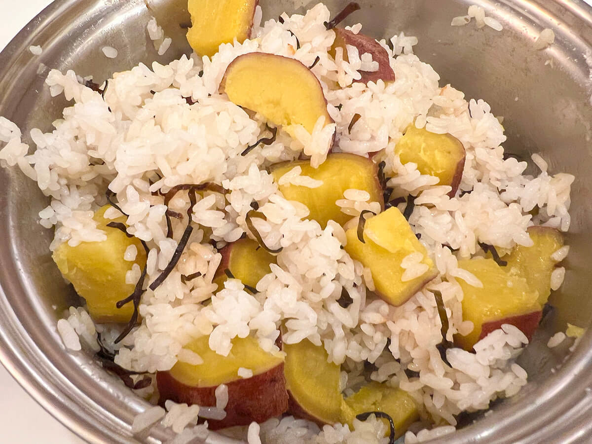 栗原はるみさん「さつまいもと塩昆布のご飯」