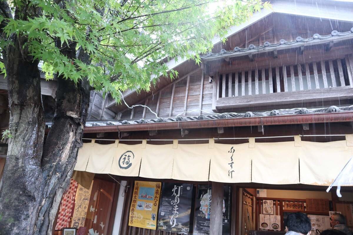 行列のできる人気店「ふくすけ」